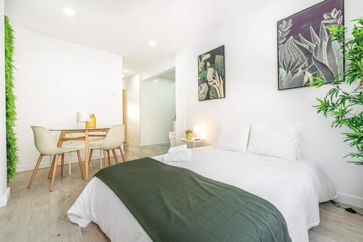 Deluxe Apartment, City View | Iron/ironing board, free WiFi