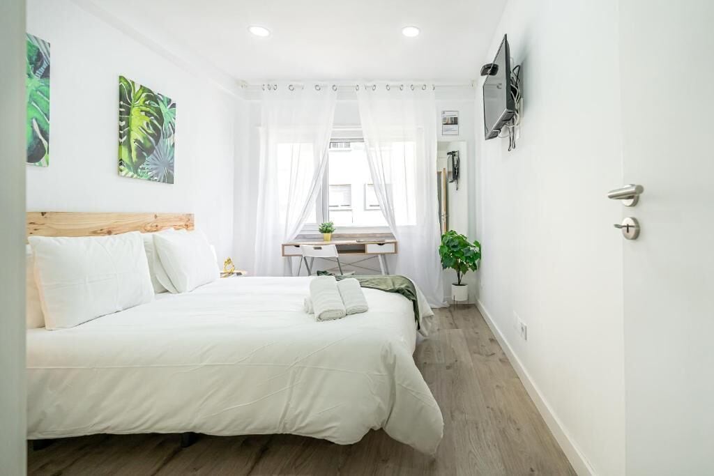 Deluxe-Apartment, Stadtblick | Bügeleisen/Bügelbrett, kostenloses WLAN