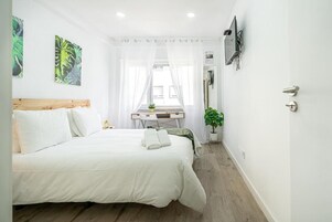 Deluxe Apartment, City View | Iron/ironing board, free WiFi