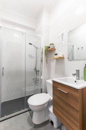 Standard Double Room | Bathroom - Santos Mattos Guesthouse & Apartments by Lisbon with Sintra (Amadora)
