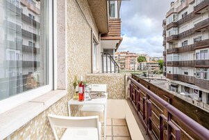 Quarto casal, sacada, vista para a cidade | Opções para refeição ao ar livre