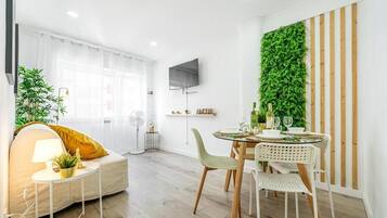 Apartamento Deluxe, vistas a la ciudad | Zona de estar | Smart TV de 81 cm con canales digitales