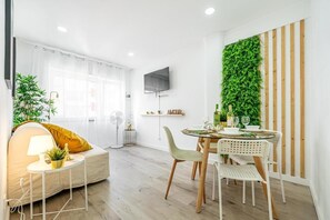 Deluxe Apartment, City View | Living area | 81-cm Smart TV with digital channels - Santos Mattos Guesthouse & Apartments by Lisbon with Sintra (Amadora)