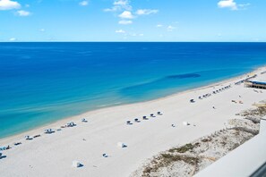 On the beach - 2 Bedroom Lighthouse w/ Bunk , 3 Pools! Direct Beachfront. Free Daily Activities (Gulf Shores)
