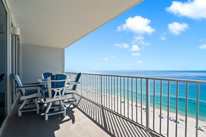 Outdoor dining - 2 Bedroom Lighthouse w/ Bunk , 3 Pools! Direct Beachfront. Free Daily Activities (Gulf Shores)