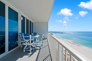 Outdoor dining - 2 Bedroom Lighthouse w/ Bunk , 3 Pools! Direct Beachfront. Free Daily Activities (Gulf Shores)