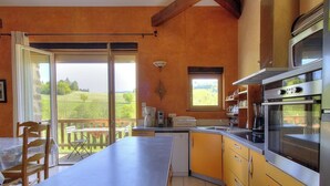 Una cocina con una isla grande, una cafetera y vistas al exterior.