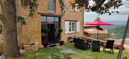 Au Balcon des Pierres Dorées