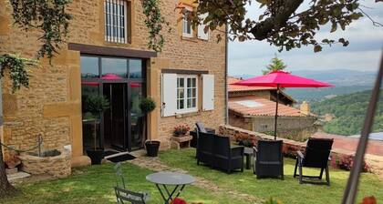 Au Balcon des Pierres Dorées