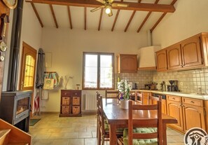 Microwave, oven, dishwasher, coffee/tea maker - Gîte du Mollard - REGNIE DURETTE (REGNIE DURETTE)