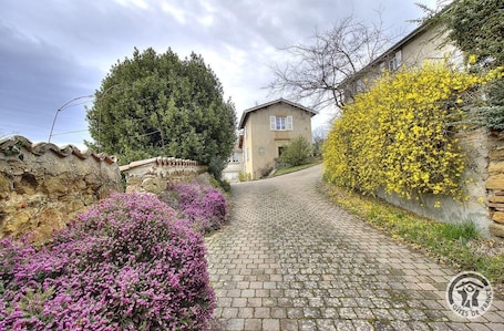 Property grounds. Les Micocouliers - VINDRY-SUR-TURDINE