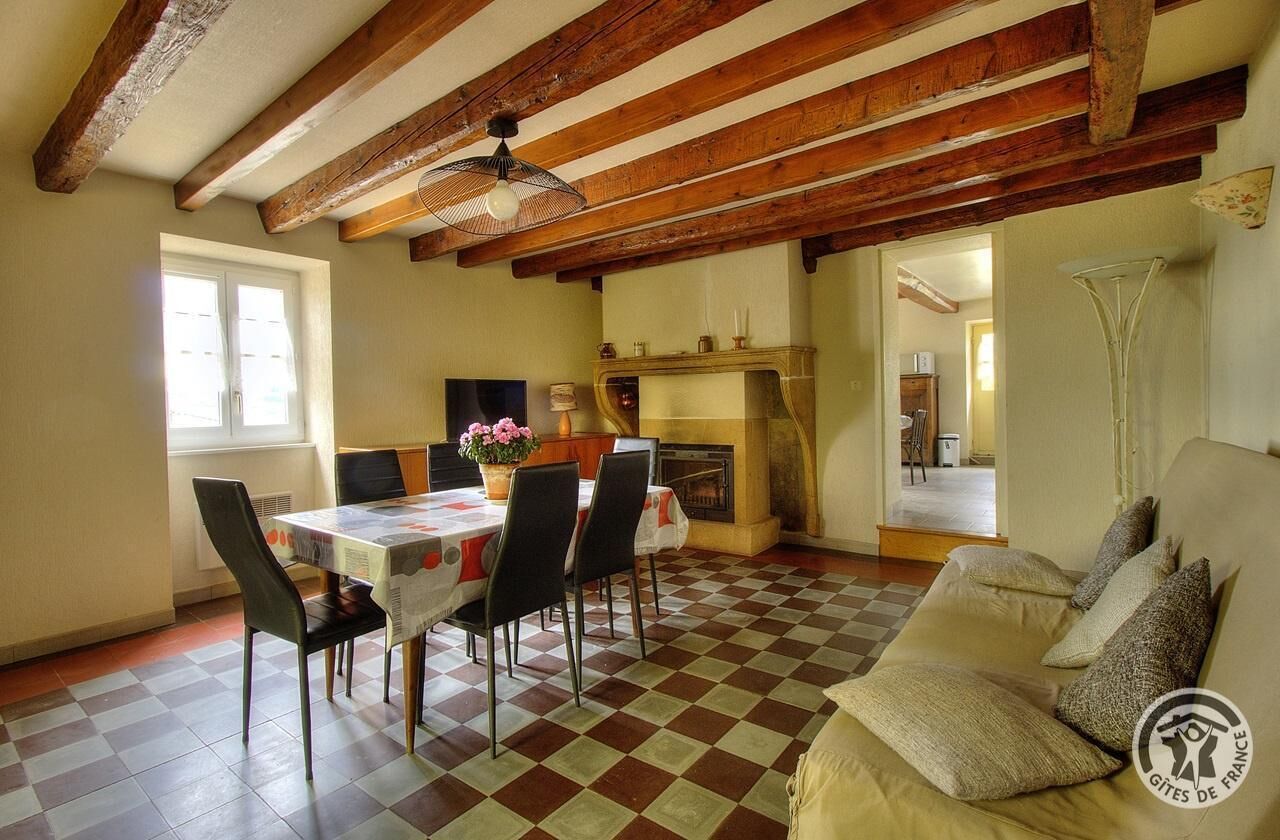 Televisie en een open haard