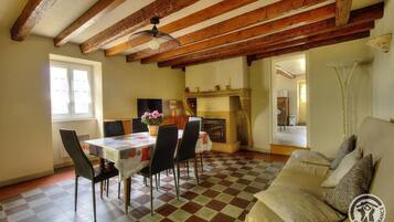 Televisie en een open haard