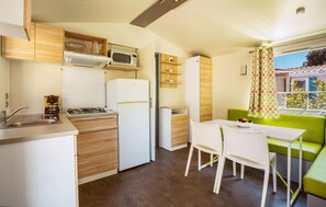 Fridge, microwave, stovetop, coffee/tea maker - Nice (sta)caravan in Pula with house sea view (Pula)