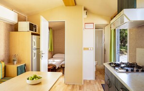 Coffee/tea maker, fridge, microwave, stovetop - Nice (sta)caravan in Pula with house sea view (Pula)