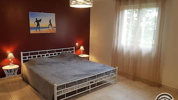 4 slaapkamers, een strijkplank/strijkijzer, reisbedje, gratis wifi