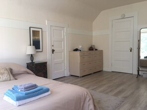 3 bedrooms, iron/ironing board, internet, bed sheets