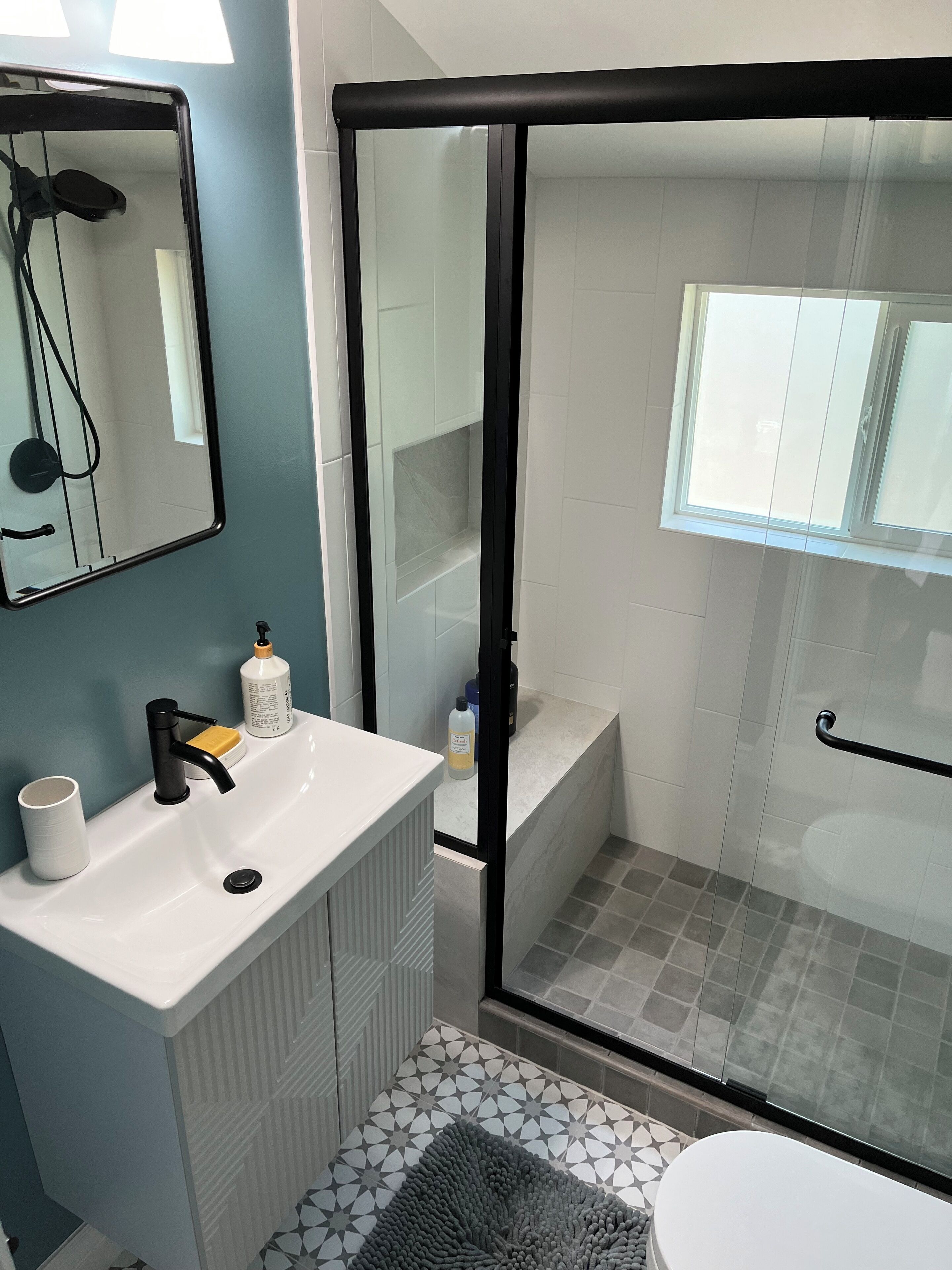 Een douche, een haardroger, handdoeken, zeep