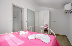 2 bedrooms, travel cot, free WiFi - Awesome home in Kastelir (Kastelir)