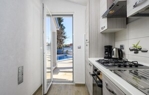 Fridge, microwave, oven, stovetop - Awesome home in Kastelir (Kastelir)