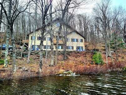 ENTIRE LAKEFRONT 10-bedroom Chateau Getaway at Whitecap Mountains Resort