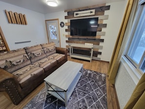 Smart TV, chimenea y futbolito