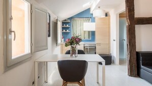 Departamento, vista a la ciudad | Área de sala de estar | Televisión de pantalla plana y piso con calefacción 