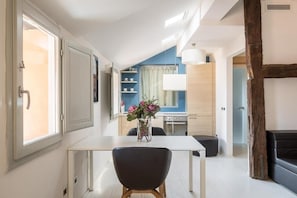 Apartment, City View | Ruang tamu | TV skrin rata, lantai dipanaskan 