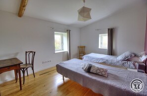 4 bedrooms, travel crib, internet