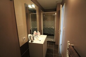 Shower - Aux Terrasses de Beauregard (SAINT GENIS LAVAL)
