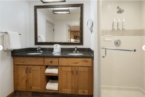 Secador de pelo, toallas, jabón y papel higiénico