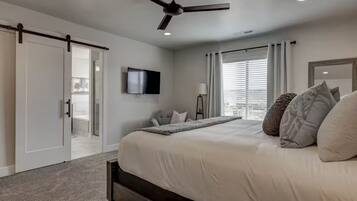 3 habitaciones, tabla de planchar con plancha, wifi y ropa de cama