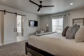 3 habitaciones, tabla de planchar con plancha, wifi y ropa de cama 