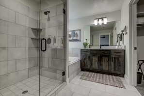 Shower, hair dryer, towels, soap - Southern Utah Retreat -Pool+HotTub- Close to Parks (Washington)