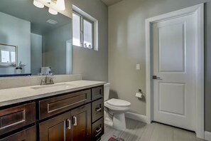 Shower, hair dryer, towels, soap - @ Zion Village PickleBall+Basketball Heated Pool (Hurricane)