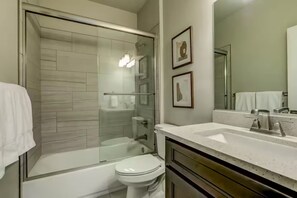 Shower, hair dryer, towels, soap - @ Zion Village PickleBall+Basketball Heated Pool (Hurricane)