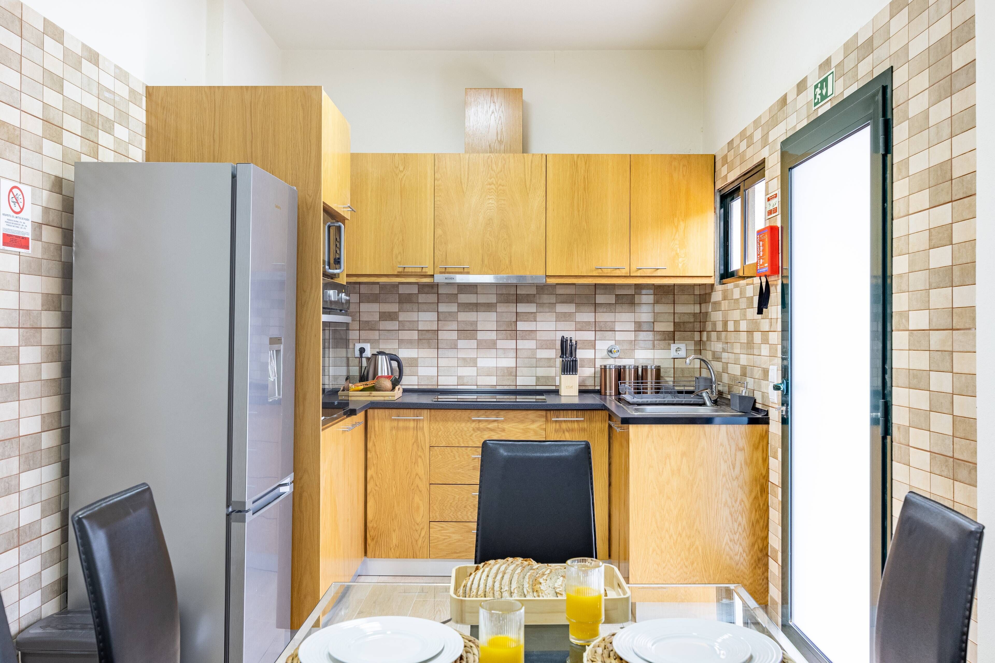 Wasserkocher mit Kaffee-/Teezubehör, Kühlschrank, Mikrowelle, Ofen