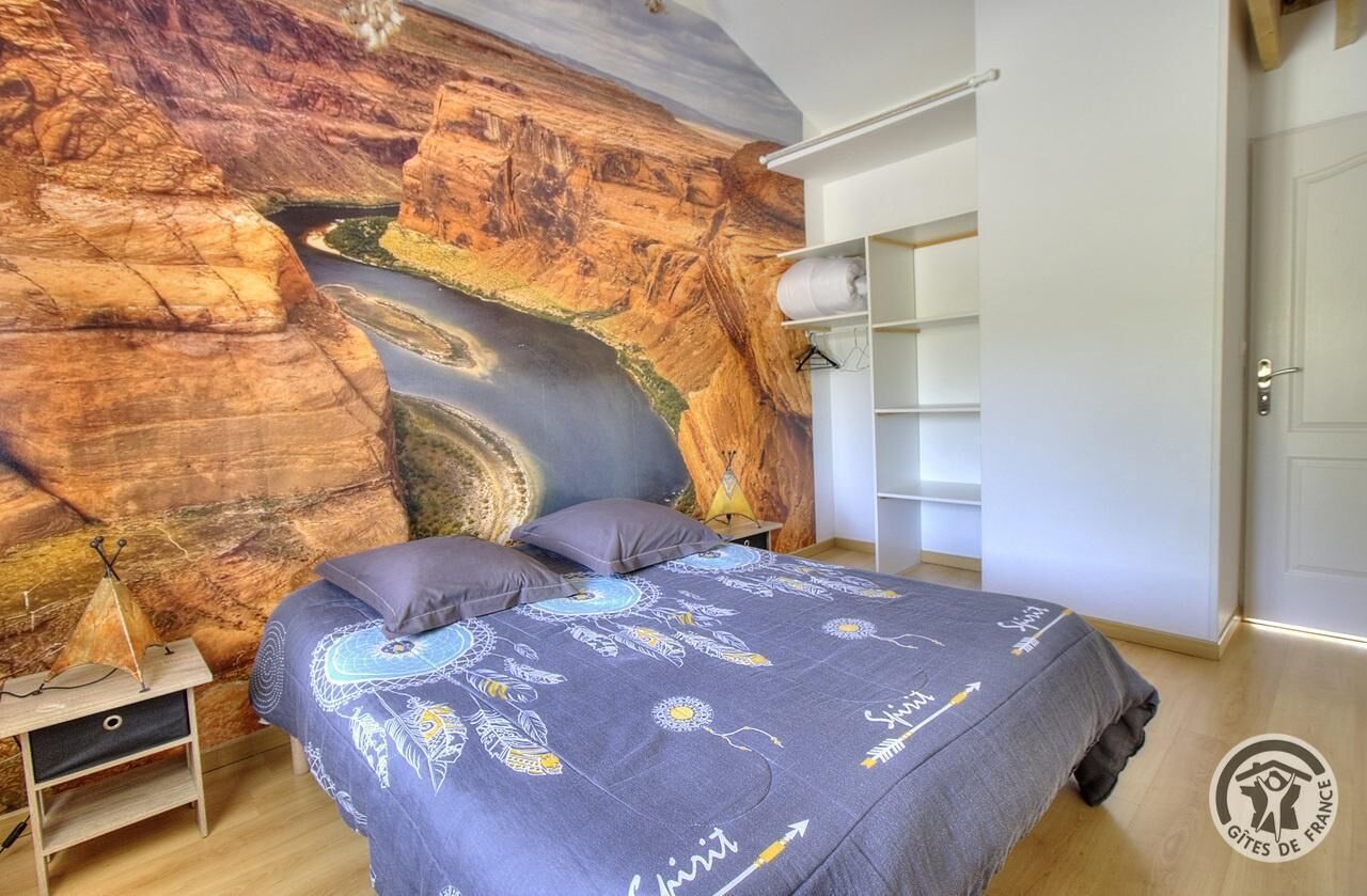 Travel crib, free WiFi