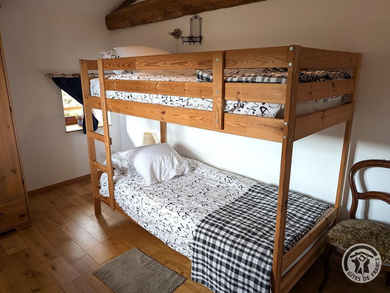 Gîte "L'Echilette" à Montrottier (Rhône - Monts du Lyonnais : la chambre avec 1 lit superposé (2ème étage).
