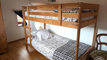 Gîte "L'Echilette" à Montrottier (Rhône - Monts du Lyonnais : la chambre avec 1 lit superposé (2ème étage).