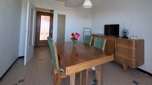 Dining - Gîte de la Panoncelière 2 (RONTALON)