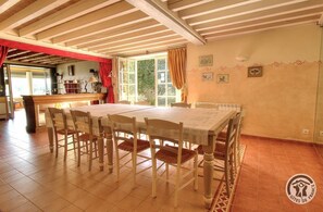 Dining - Grand gîte du Hameau d'Amignié (VERNAY)