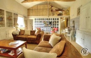 TV - Grand gîte du Hameau d'Amignié (VERNAY)