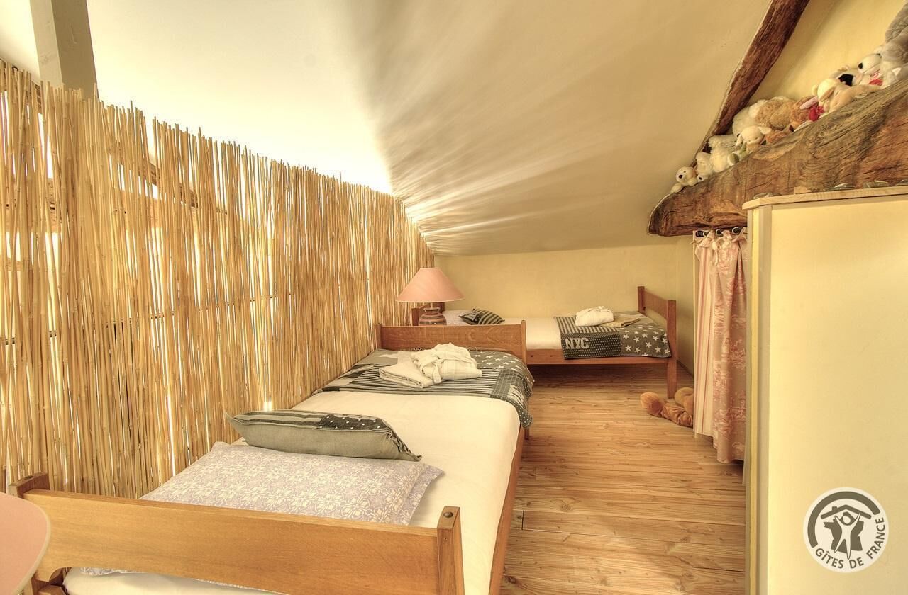 Travel crib, free WiFi