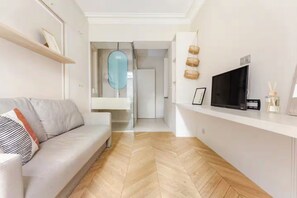 Living area - Passy Chic: Studio Design & Calme Absolu (Paris)