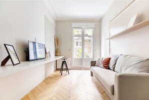 Living area - Passy Chic: Studio Design & Calme Absolu (Paris)