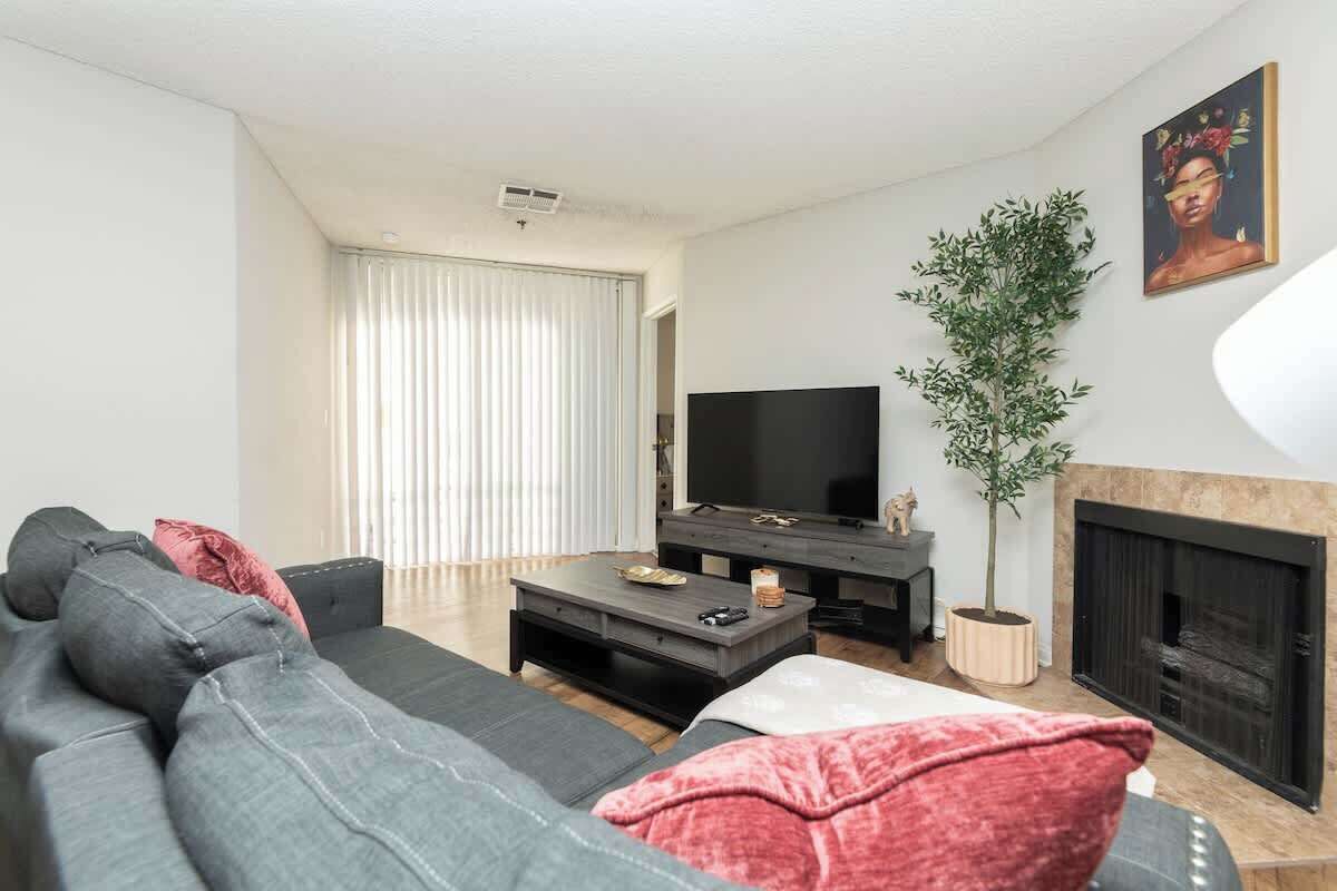 Televisión y oficina 