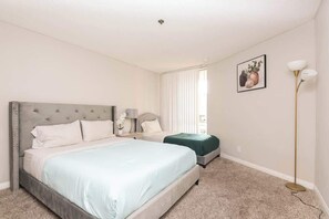 2 bedrooms, iron/ironing board, WiFi, bed sheets - Contemporary Hollywood Apt w/ Pool & Iconic views (Los Angeles)