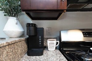 Fridge, microwave, oven, stovetop - Contemporary Hollywood Apt w/ Pool & Iconic views (Los Angeles)