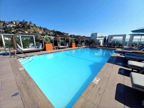 Contemporary Hollywood Apt w/ Pool & Iconic views